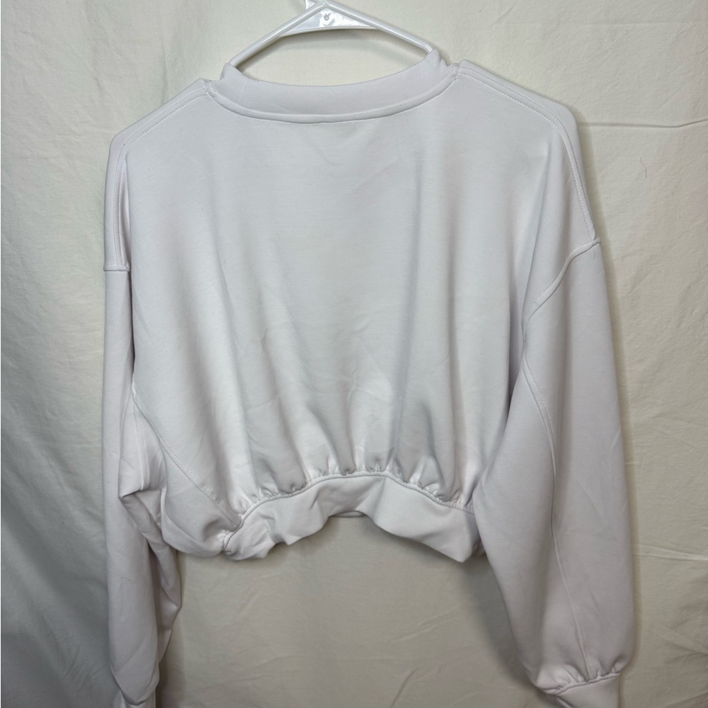 Elegant White Cropped Sweatshirt